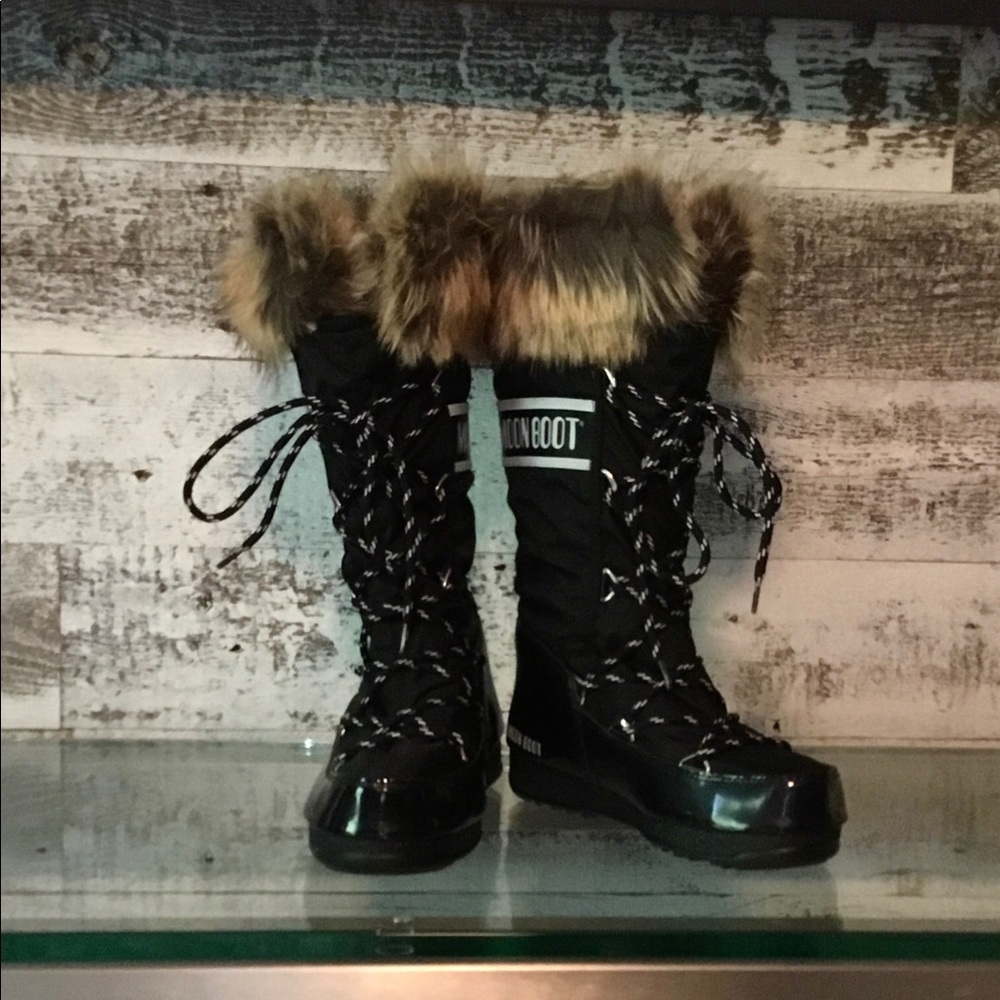 Moon Boots with Faux Fur